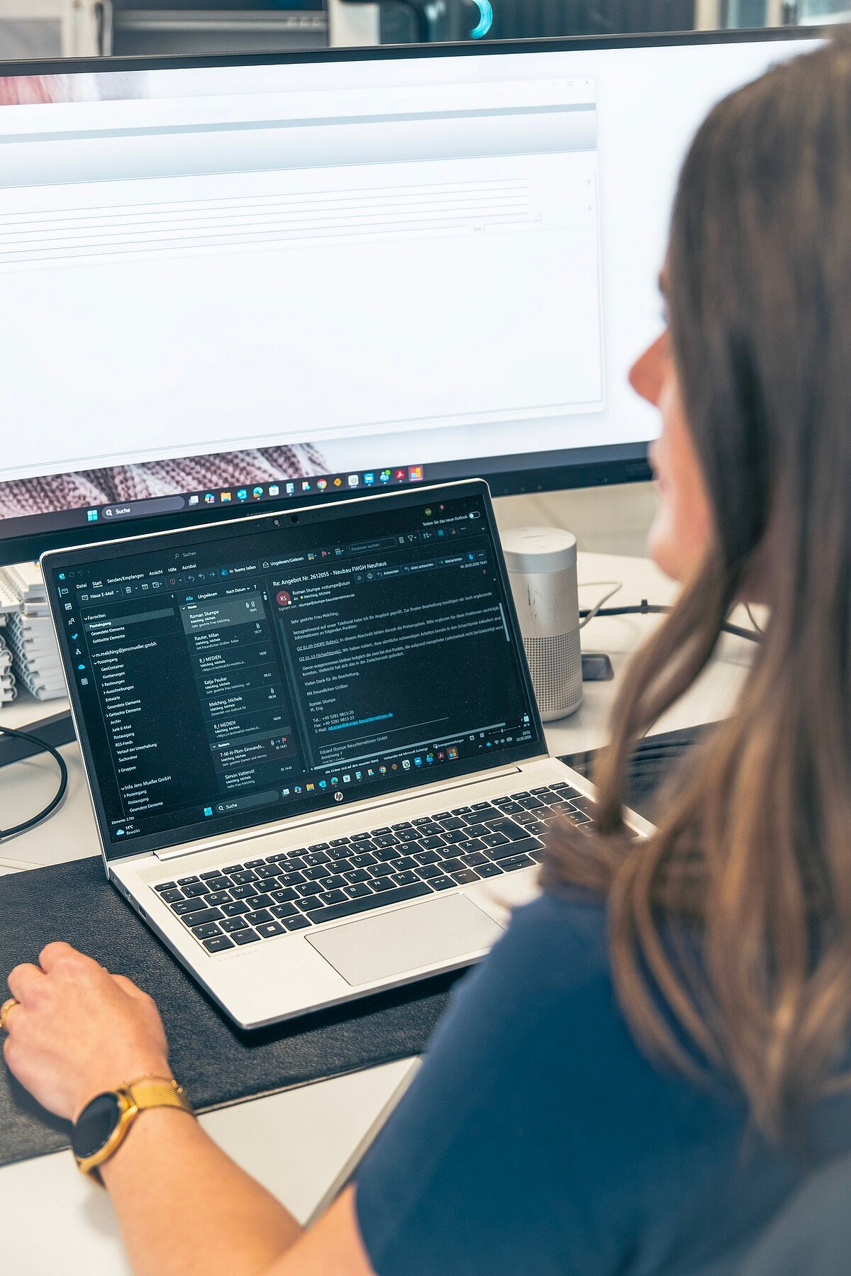 Teilnehmerin arbeitet während eines digitalen Seminars am Computer