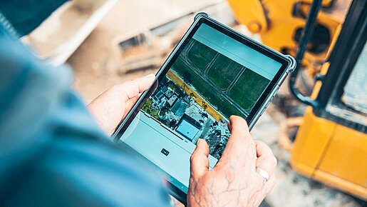 Digitale Planungsdaten auf einem Tablet auf der Baustelle