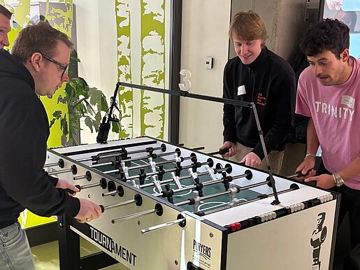 Teilnehmer beim Tischfußball während des Dataflor GaLaBau-Kickercups