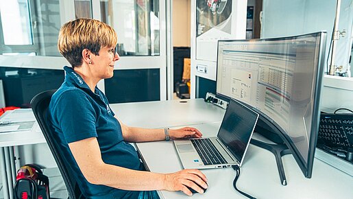 Mitarbeiterin bei der digitalen Projektplanung am Büroarbeitsplatz