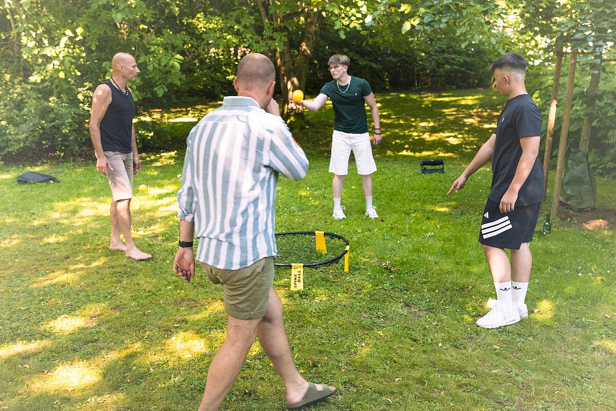 Dataflor Mitarbeitende bei einem gemeinsamen Team-Event im Freien
