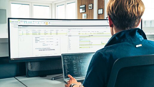 Projektbearbeitung mit BUSINESS an einem Computerarbeitsplatz