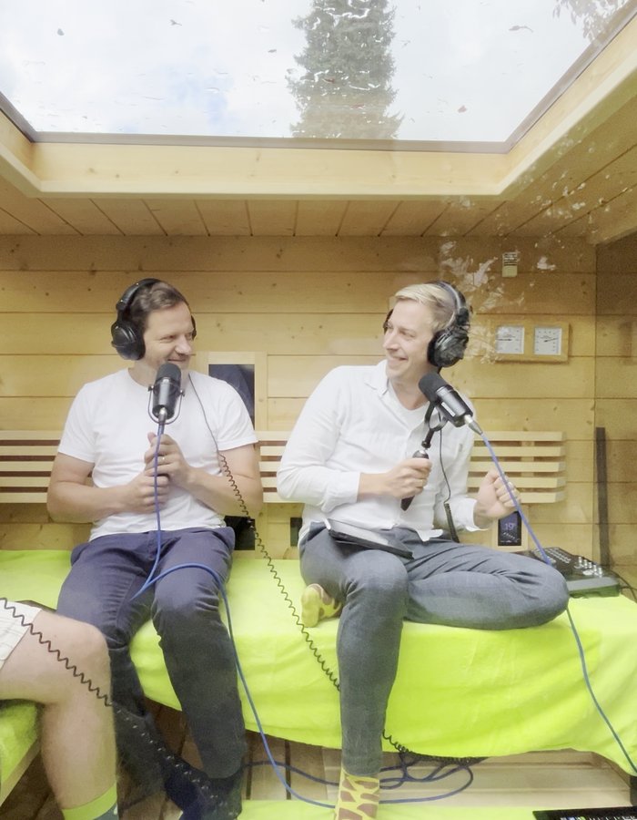Zwei Moderatoren bei der Aufnahme des Dataflor Podcasts digital. mobil. vernetzt.
